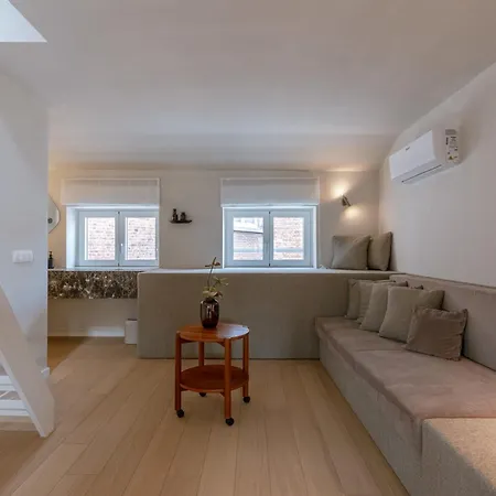 Huswell - Urban Getaway For Two In The Heart Of