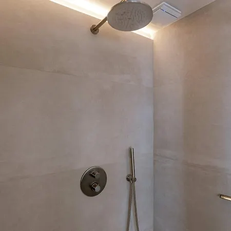 Huswell - Urban Getaway For Two In The Heart Of